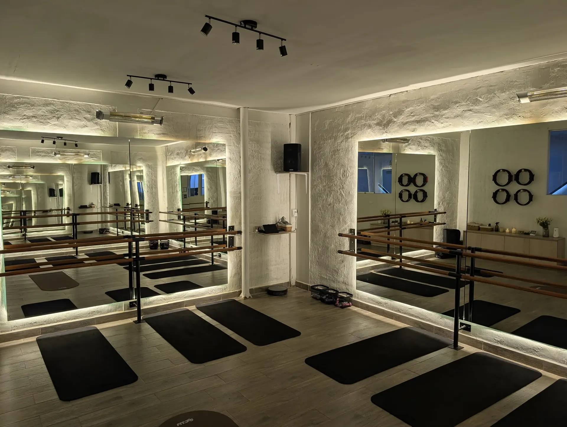 Interior de estudio de Pilates con reformadores